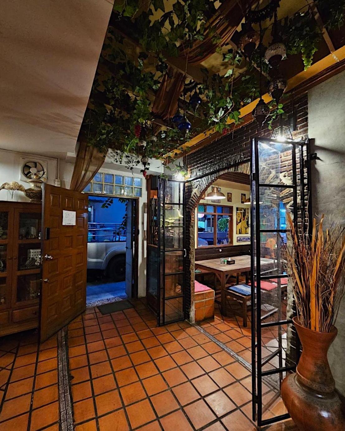 Baan Glang Soi Restaurant & Guesthouse Bangkok Ngoại thất bức ảnh