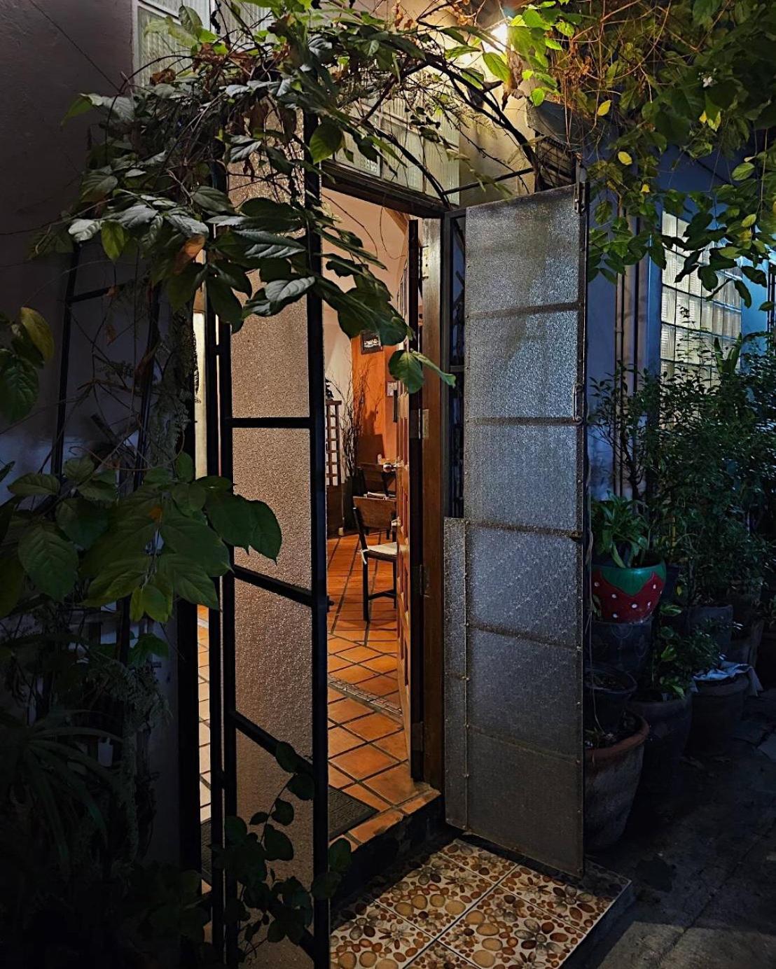 Baan Glang Soi Restaurant & Guesthouse Bangkok Ngoại thất bức ảnh